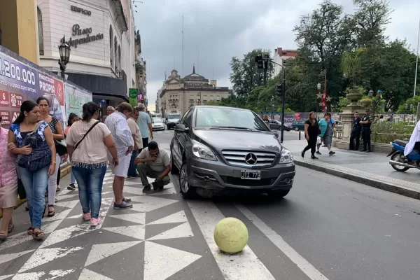 El conductor de una camioneta se tragó un bolardo de hormigón en 25 y San Martín