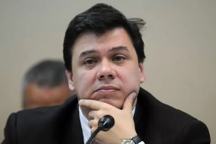 Claudio Moroni, ministro de Trabajo, anunció los detalles del decreto presidencial.