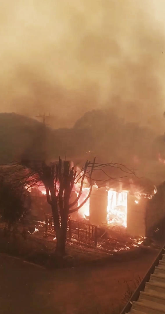 ESCENA INFERNAL. Las llamas y las columnas de humo se elevan por encima de la vegetación amenazada. 