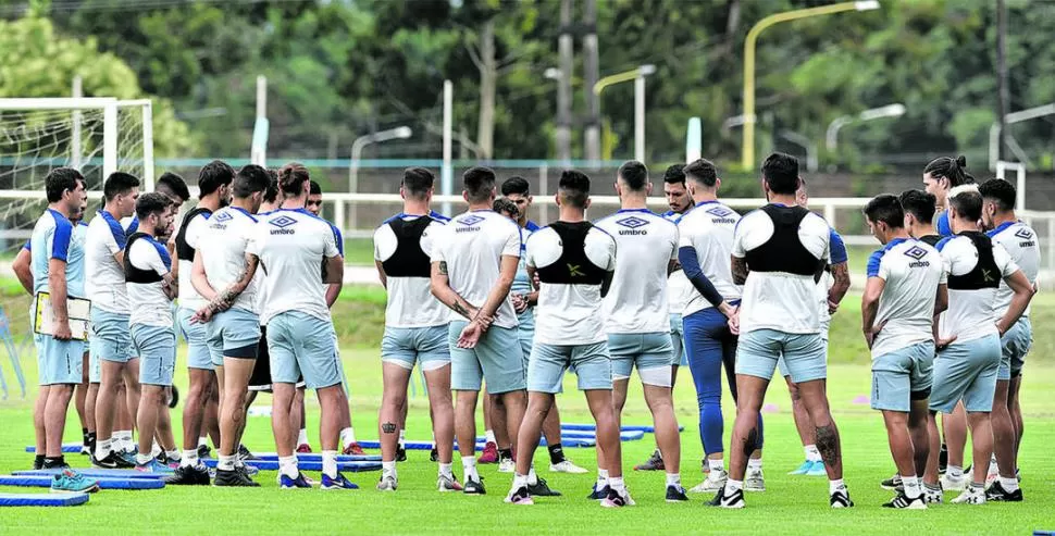 CASI TODOS. El plantel escucha las directivas iniciales de Alfonso Meoni, el preparador físico. Los ausentes fueron Ricardo Zielinski, quien se quedó en Buenos Aires por el casamiento de su hijo, y Fabián Monzón, que llegará entre hoy y mañana. la gaceta / fotos de diego aráoz