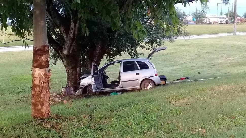 LUGAR DE LA TRAGEDIA. El automóvil impactó contra un árbol, al costado de la ruta 314.  TWITTER / JORGE GALVÁN