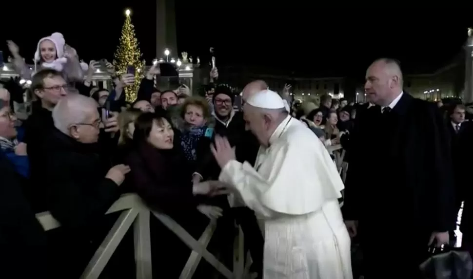 PLAZA SAN PEDRO. El papa Francisco reaccionó contra una fiel que lo agarró. 