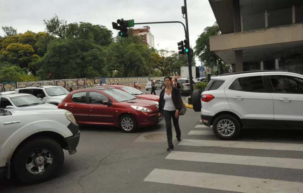 CRUCE. Auto sobre la senda peatonal.