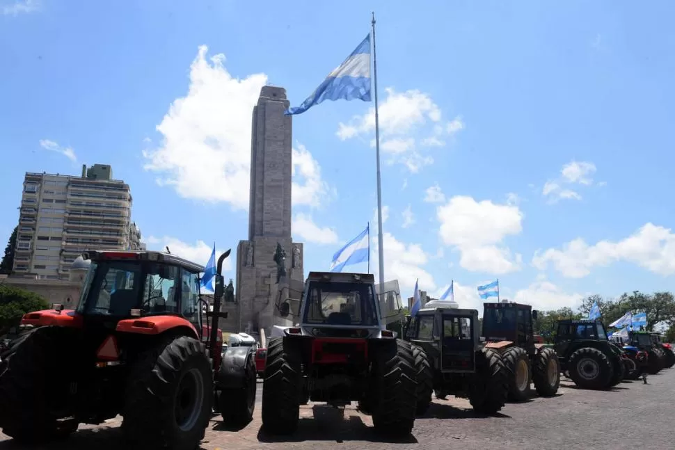 EN ALERTA. El 27 de diciembre, los productores autoconvocados realizaron un tractorazo en Rosario. El martes, la mesa de enlace de productores del noroeste y del noreste argentino se reunirán con el ministro de Agricultura de la Nación, Luis Basterra, su repudió contra el nuevo esquema fiscal. télam (archivo)