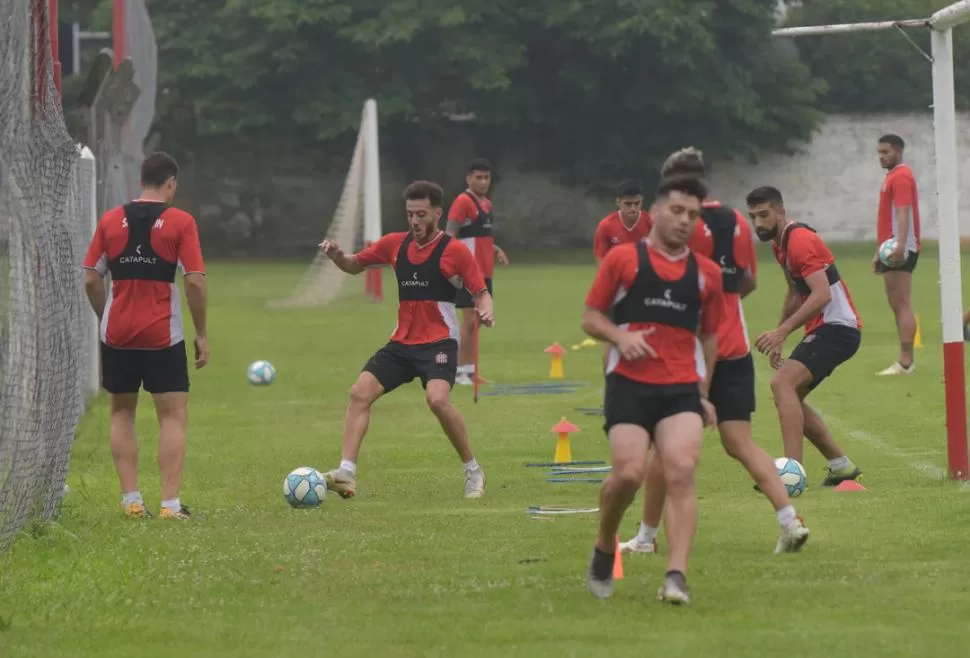 EN LAS GATERAS. Las vacaciones van llegando a su fin y los jugadores “santos” se reencontrarán el lunes, en el complejo “Natalio Mirkin”, para iniciar la pretemporada. LA GACETA / FOTO DE franco vera (ARCHIVO)