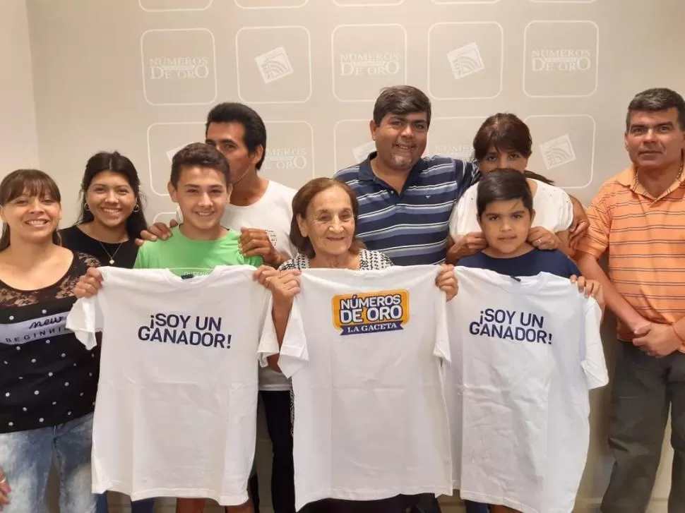 EN FAMILIA. Los tres ganadores junto a sus familiares cuando vinieron a retirar el premio de LA GACETA. 