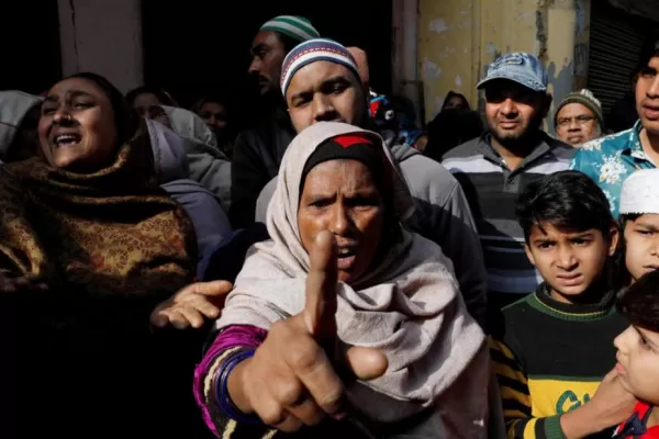 Salió a fumar mientras esperaba la comida y lo mataron