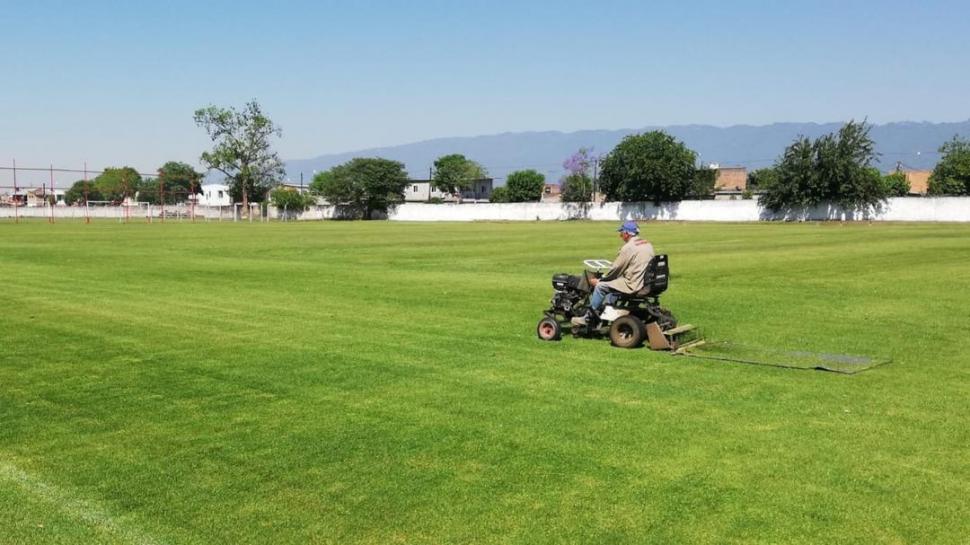 NADA QUE ENVIDIAR. Las canchas en las que se entrena el plantel profesional en el complejo “Natalio Mirkin” están en similares condiciones que la del estadio. 
