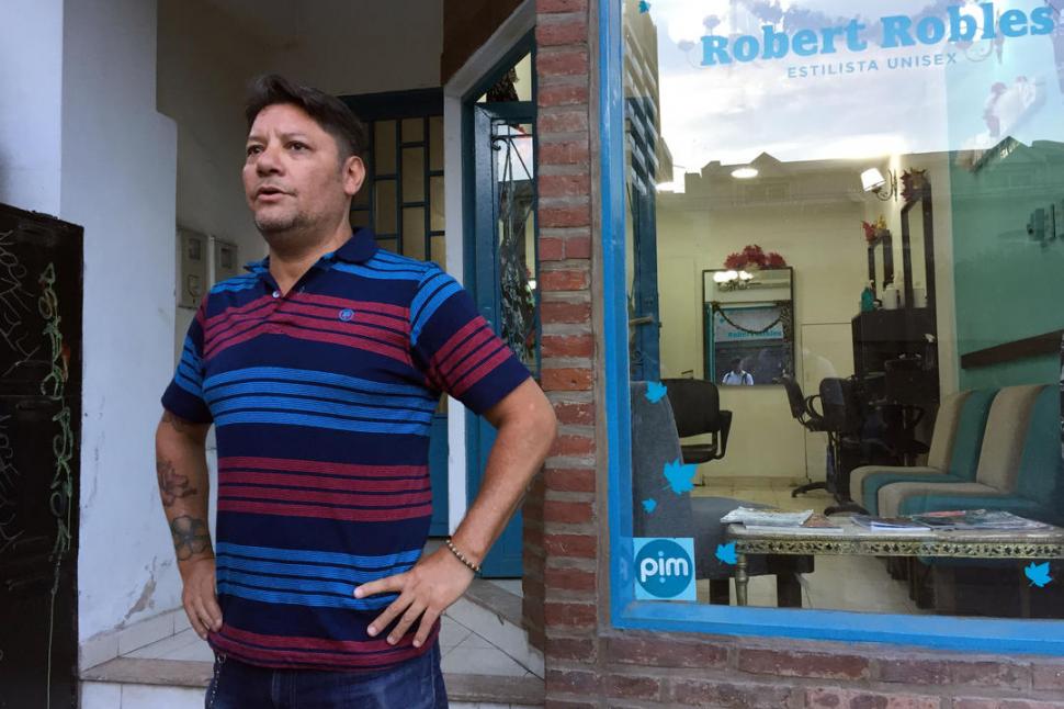 VÍCTIMA. El peluquero Robert Robles contó los hechos de inseguridad. la gaceta / foto de diego araoz 