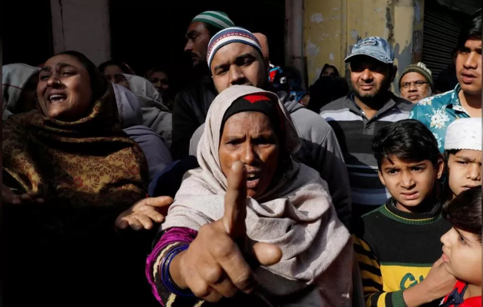 LUTO. Saira, madre de Aleem Ansari, llora afuera de su casa en Meerut. Asegura que su hijo fue asesinado de un tiro en la cabeza cuando iba a trabajar. FOTOS REUTERS