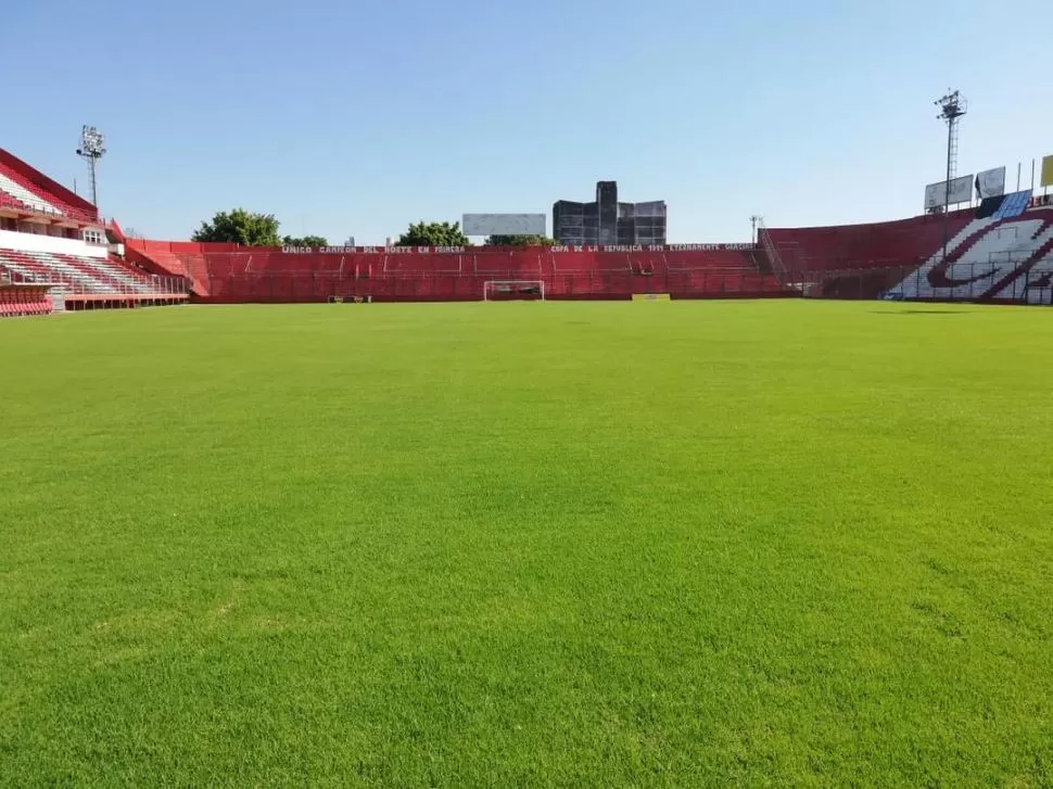 UNA MESA DE BILLAR. El campo de juego de La Ciudadela quedó en perfectas condiciones a la espera del regreso de la actividad oficial de la Primera Nacional. Gentileza fotos de Juan Giardina