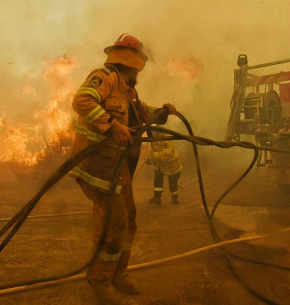 EN PLENA TAREA. Bomberos australianos pelean contra los incendios en el sur del país, la zona más afectada. NSW Rural Fire Service