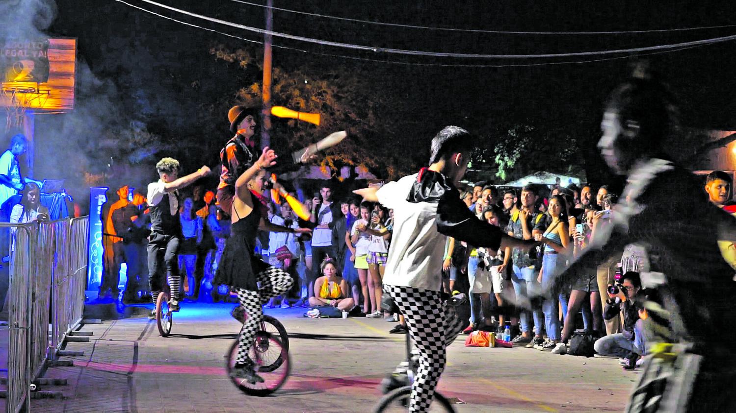 PIRUETAS. Un poco de destreza circense antes del show.