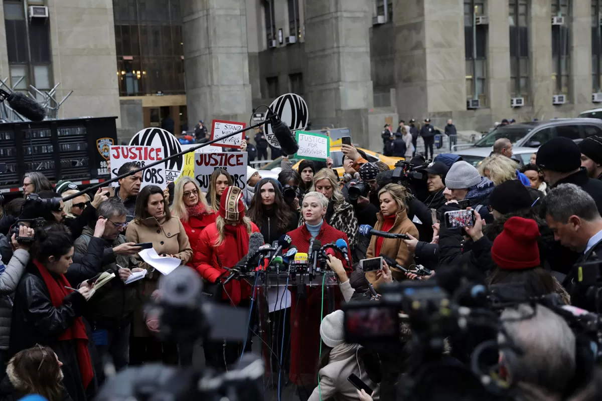 FUERZA DEL JUZGADO. Decenas de mujeres repudiaron a Weinstein, mientras comenzaba a sustanciarse el proceso. REUTERS