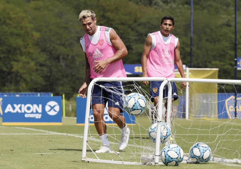 RENOVADO. Mauro Zarate lució un nuevo look en la vuelta al trabajo de Boca. twitter boca juniors 