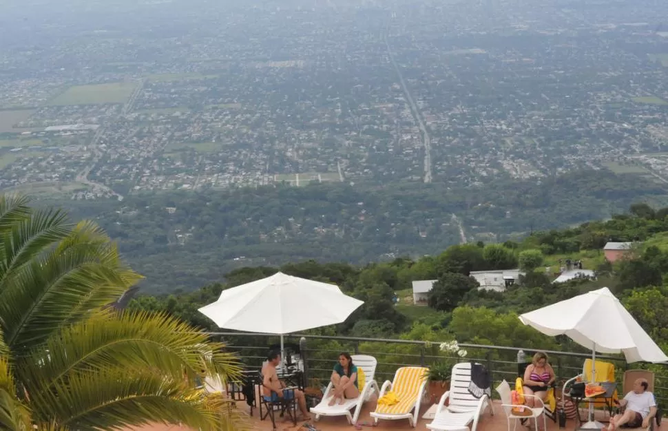 TARDE DE PICNIC. Parejas, amigos, familias se refrescaron a la sombra de los árboles.