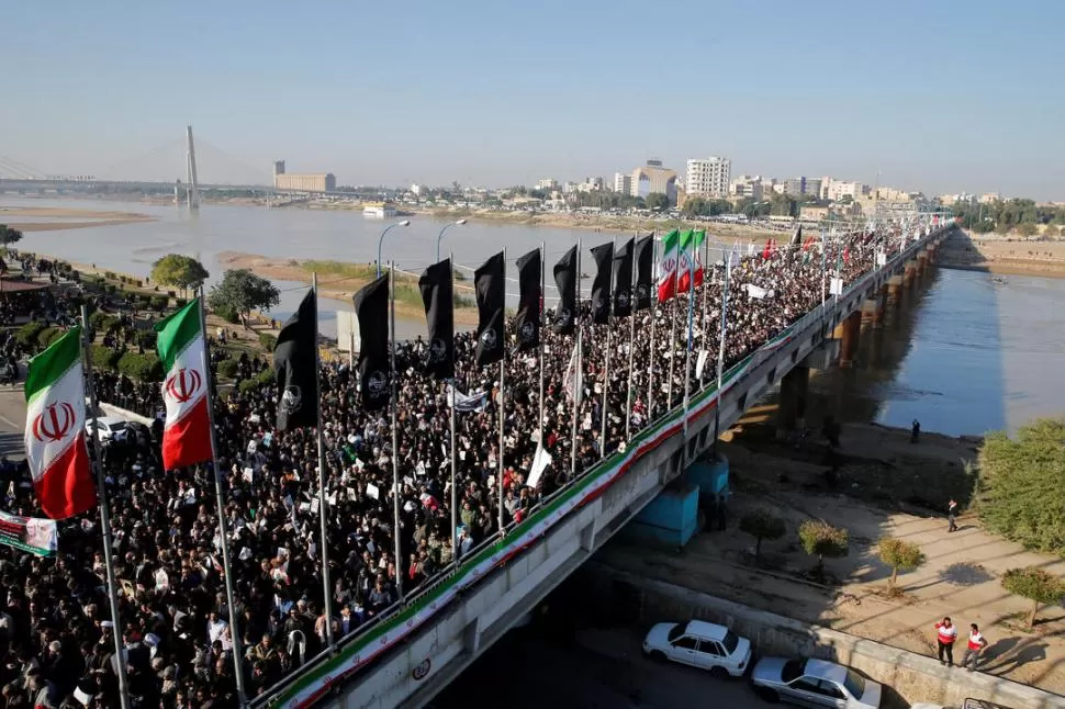 MULTITUDES. MIles de iraníes despedieron al general Quasem Soleimani en las calles de Teherán, abatido en un ataque selectivo por un dron de EEUU. reuters