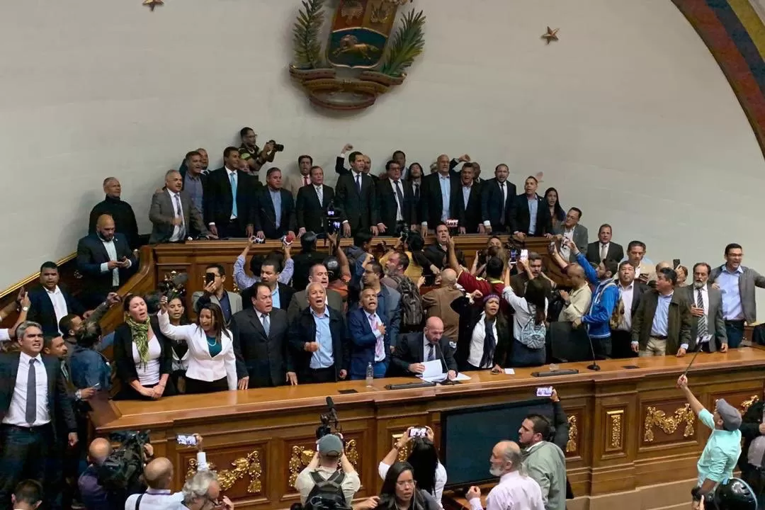 ASAMBLEA. Guaidó acompañado de los diputados de la oposición. FUENTE/ TWITTER.COM/JGUAIDO