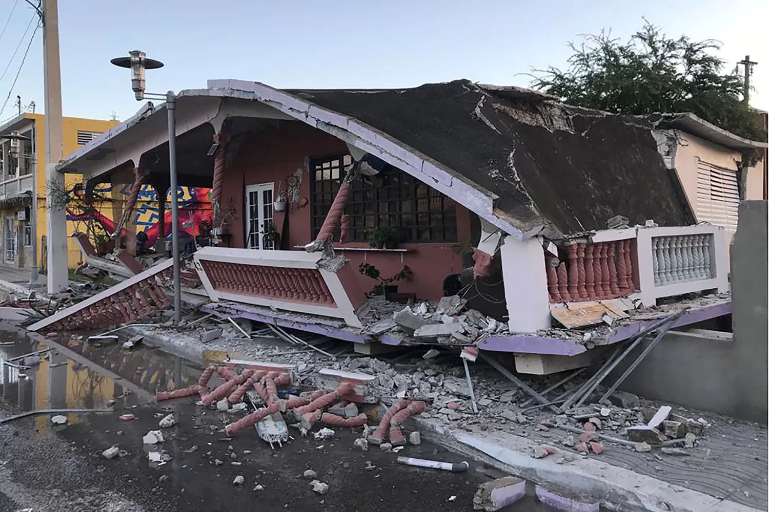 DESTRUIDA. Una casa cedió ante la potencia del temblor que puso en vilo a todo Puerto Rico. REUTERS