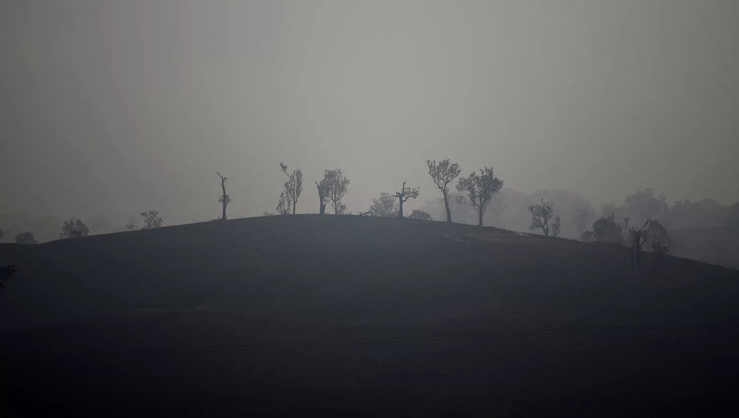 El humo se apoderó de Cobargo. REUTERS 