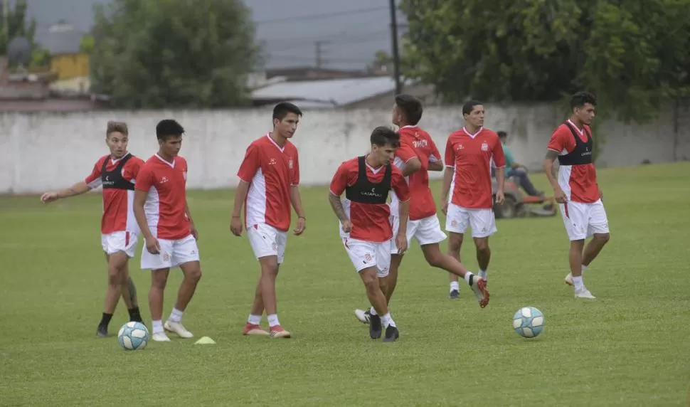 MUCHO RITMO. Durante el primer entrenamiento de la pretemporada, el plantel “santo” se mostró bastante activo. la gaceta / fotos de franco vera