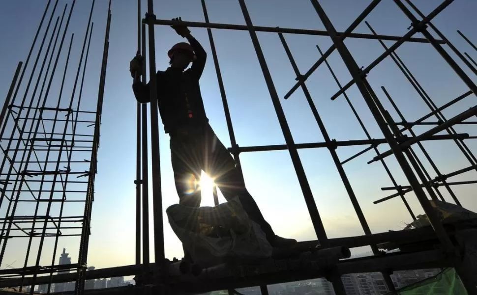 LA CONSTRUCCION. Uno de los sectores más castigado por la crisis, que el Gobierno nacional quiere recuperar.  archivo