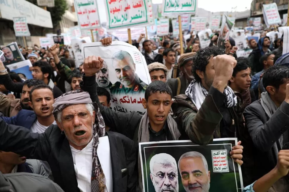 BRONCA Y DOLOR. Miles de personas despidieron ayer los restos del general Soleimani, asesinado durante un bombardeo ordenado por Trump. reuters