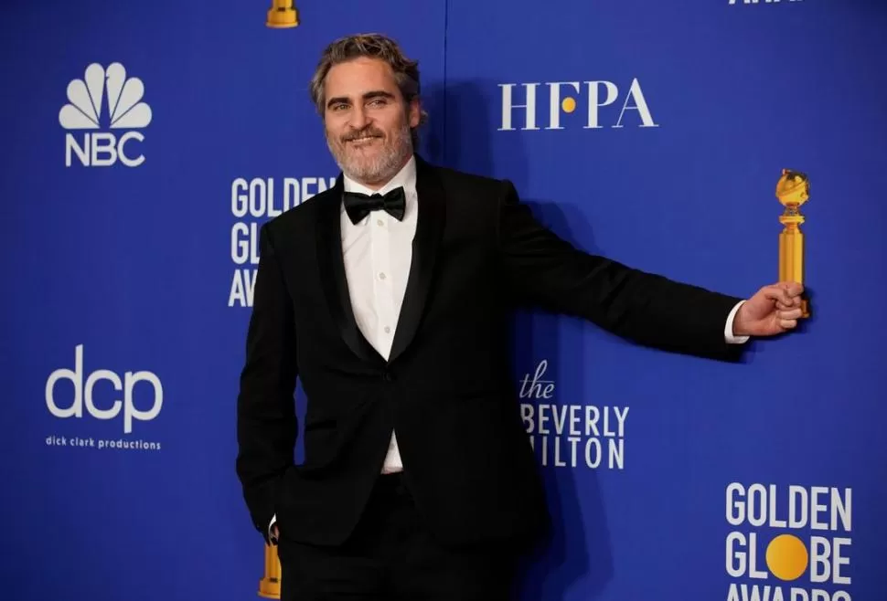 SIN LA ESTATUILLA. Joaquin Phoenix posa simulando tener el premio en la mano, cuando es un dibujo. 