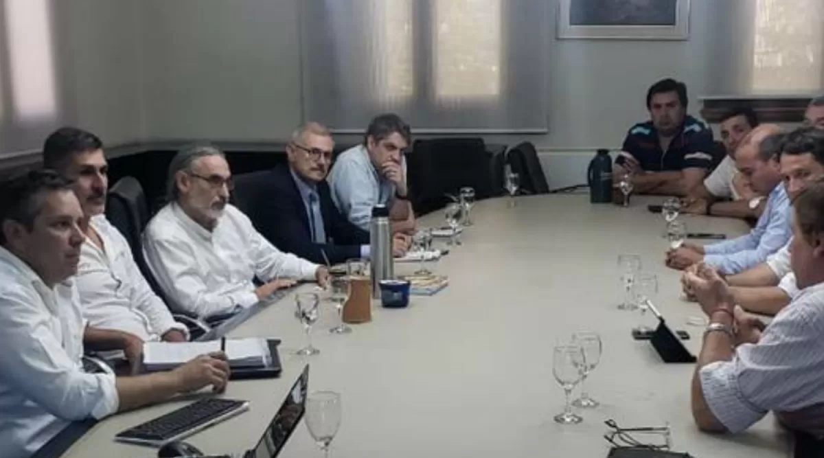 REUNIÓN EN EL MINISTERIO. Basterra (al centro, con el mate) escucha a los ruralistas del norte del país.  