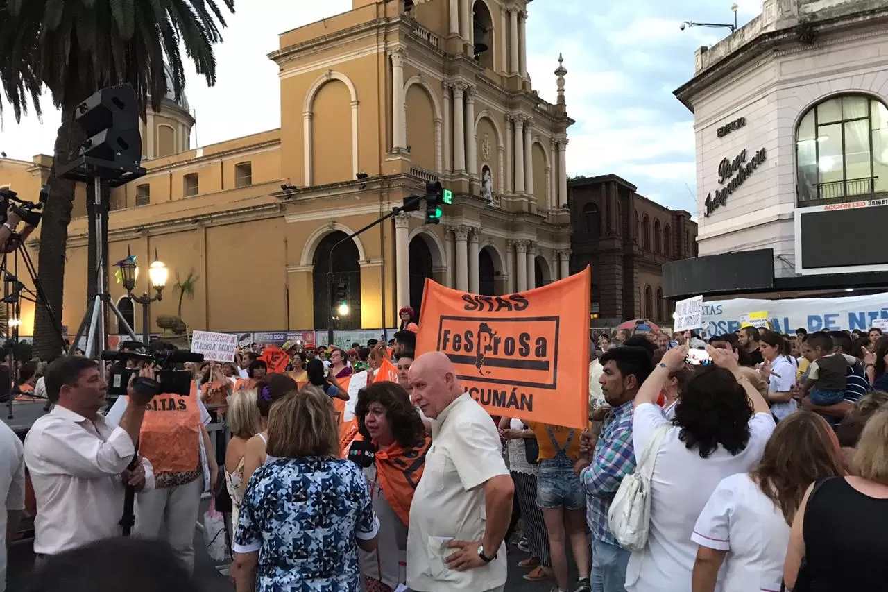 Profesionales de la salud, docentes y movimientos sociales asistieron a la marcha de hoy