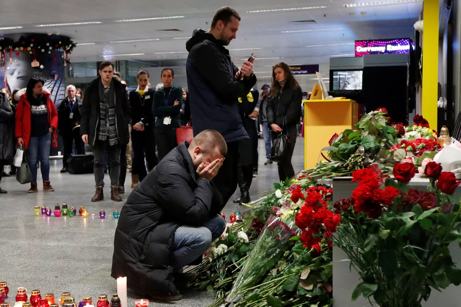 Compañeros de la tripulación que viajaba en el avión estrellado, conmocionados ante la noticia.