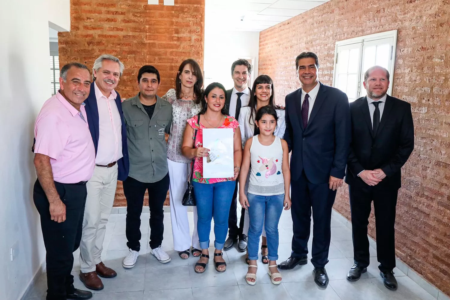 EN CHACO. Alberto Fernández y Jorge Capitanich, tras entregar 25 casas.