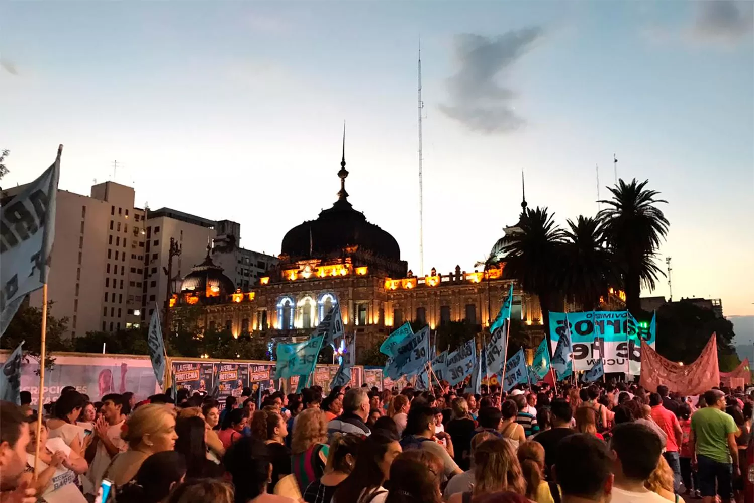 PROTESTA. Docentes y trabajadores de la Salud se manifestaron frente a la Casa de Gobierno.