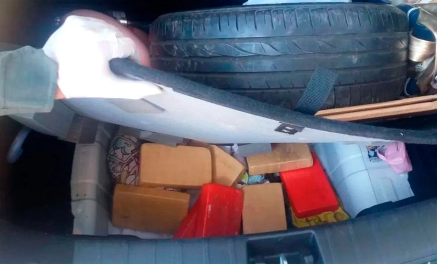LOS PAQUETES. La droga estaba escondida en el baúl del auto.