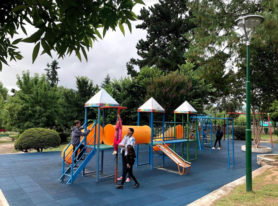 PARA LOS MÁS CHICOS. El sector de juegos cuenta con piso de goma.