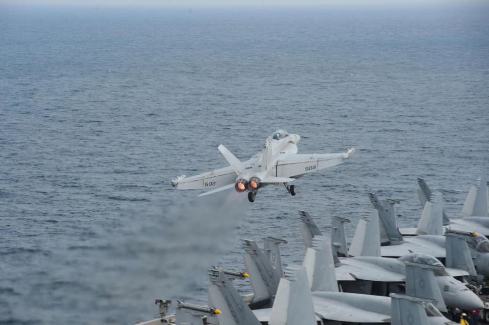 DESDE EL MAR HACIA EL CIELO. Un EA18-G Growler despega desde el portaviones Harry S. Truman, durante una maniobra de práctica.