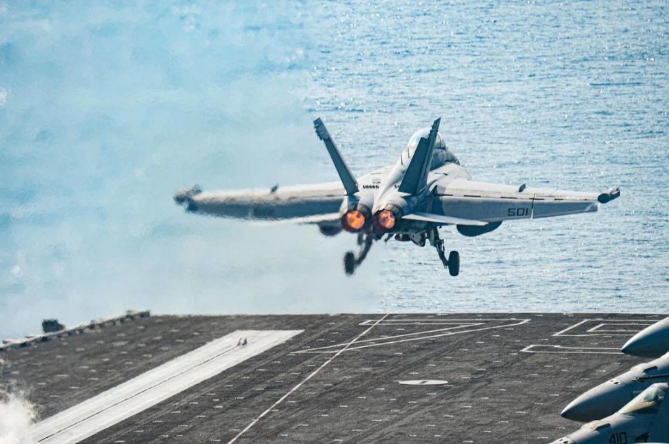 A FONDO. Uno de los aviones de combate que transporta el portaviones, durante una de las maniobras de práctica.