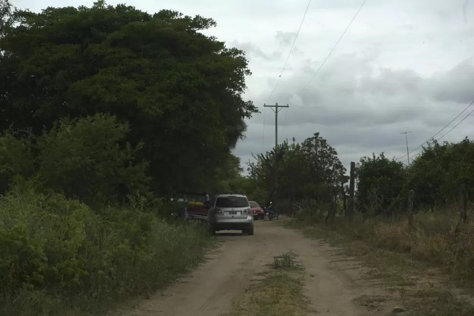 EN BURRUYACU. Junto a este camino se encuentra la vivienda donde encontraron muerto al jubilado. LA GACETA / FOTO DE FRANCO VERA
