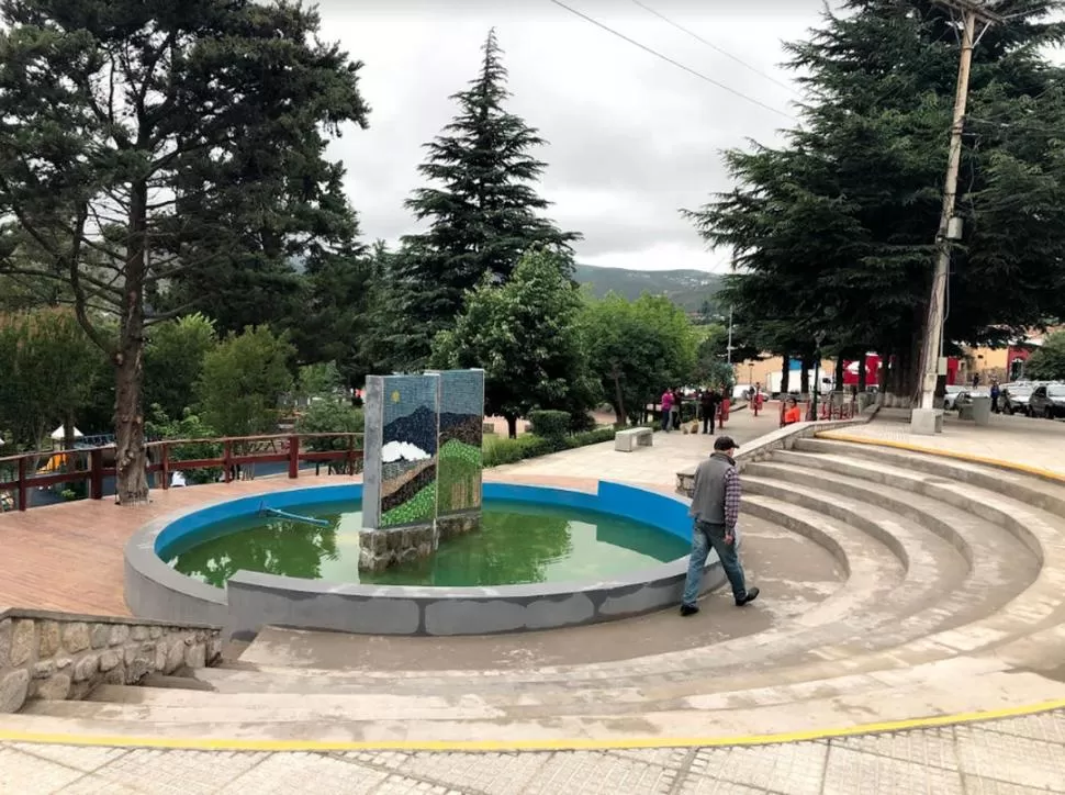 LA FUENTE. Está decorada con dos collages verticales. Afirman que el mantenimiento es difícil por la escasez de agua que hay en Tafí del Valle. 