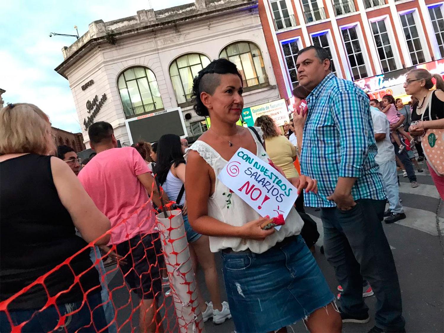 Docentes y trabajadores de la salud marcharon por la cláusula gatillo