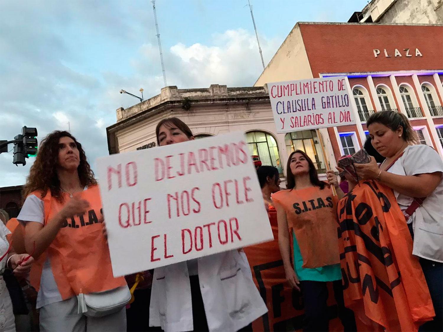 Docentes y trabajadores de la salud marcharon por la cláusula gatillo