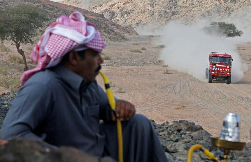 UN ADVERSARIO COMÚN. Las particularidades del trazado en Arabia Saudita le añaden dificultad a la navegación. En cuatro etapas, ya son decenas de abandonos. reuters