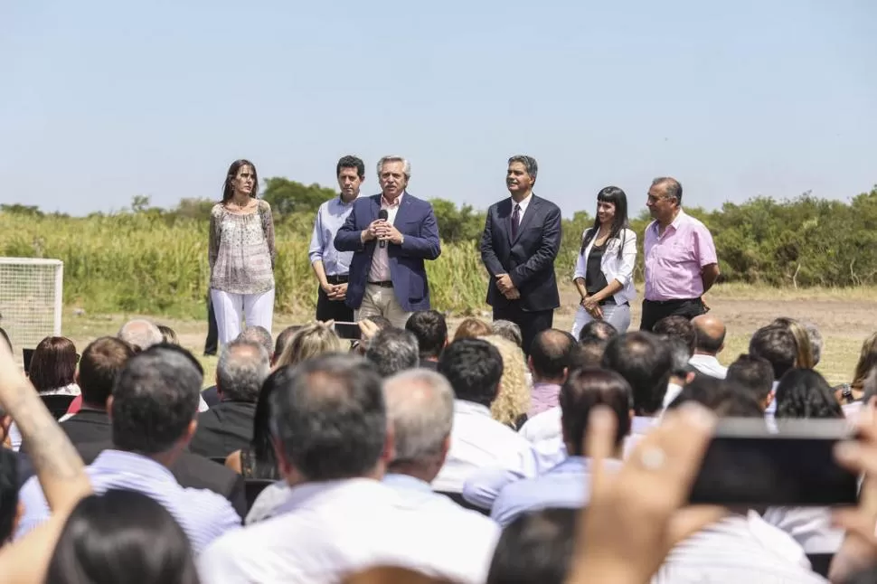 ACTO EN EL CHACO. El presidente, junto a De Pedro y a Capitanich. télam