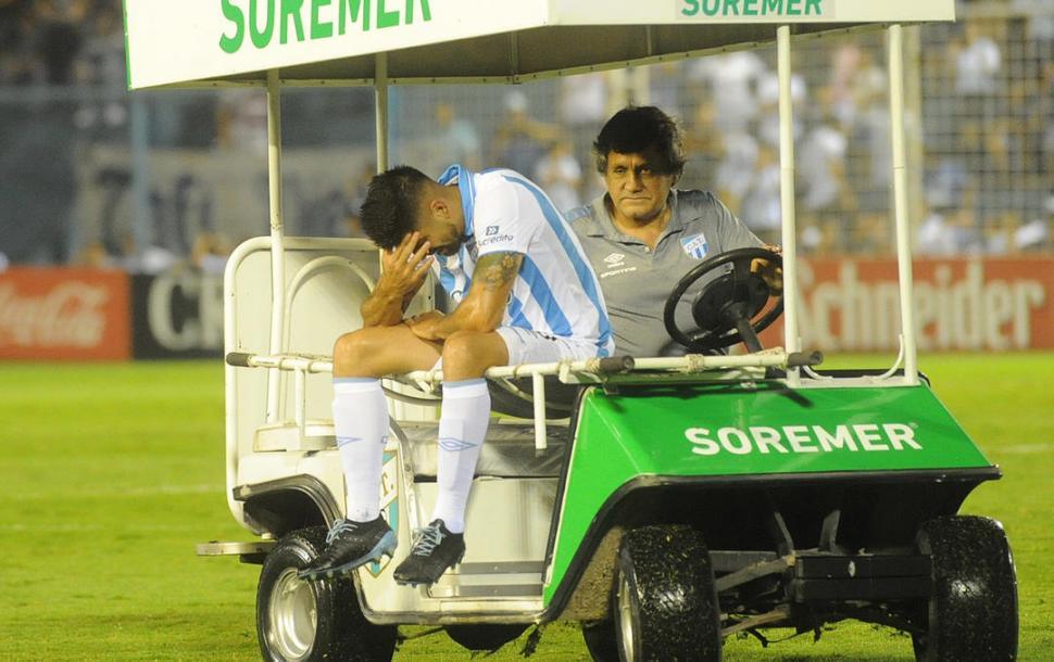 Una locura más de Leandro Díaz: ahora 'manejó' el bus del plantel