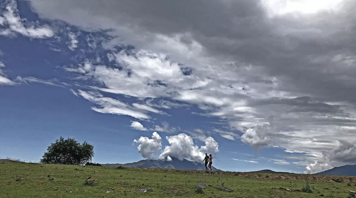 PAISAJES DE ENSUEÑO. Eso es lo que ofrece Tafí del Valle en todos sus rincones y alrededores. Una enorme extensión para hacer caminatas, detenerse a disfrutar un mate o una charla entre amigos, y si querés más “acción” están el centro, la plaza y los numerosos bares, como el del Club de Veraneantes, donde un café ameniza los encuentros.