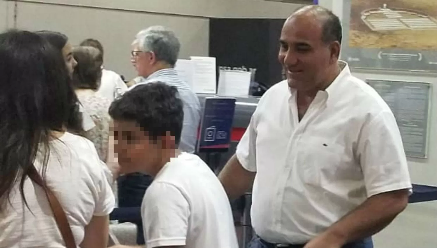 SONRIENTE. El gobernador, antes de tomar su vuelo junto a su familia. 