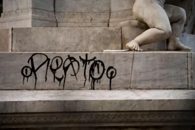 ¿Vandalismo o arte sobre arte? Grafitearon una obra de Lola Mora