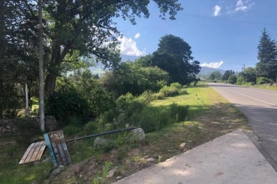 Un cartel indicador caído complica a los turistas que buscan orientarse en Tafí del Valle