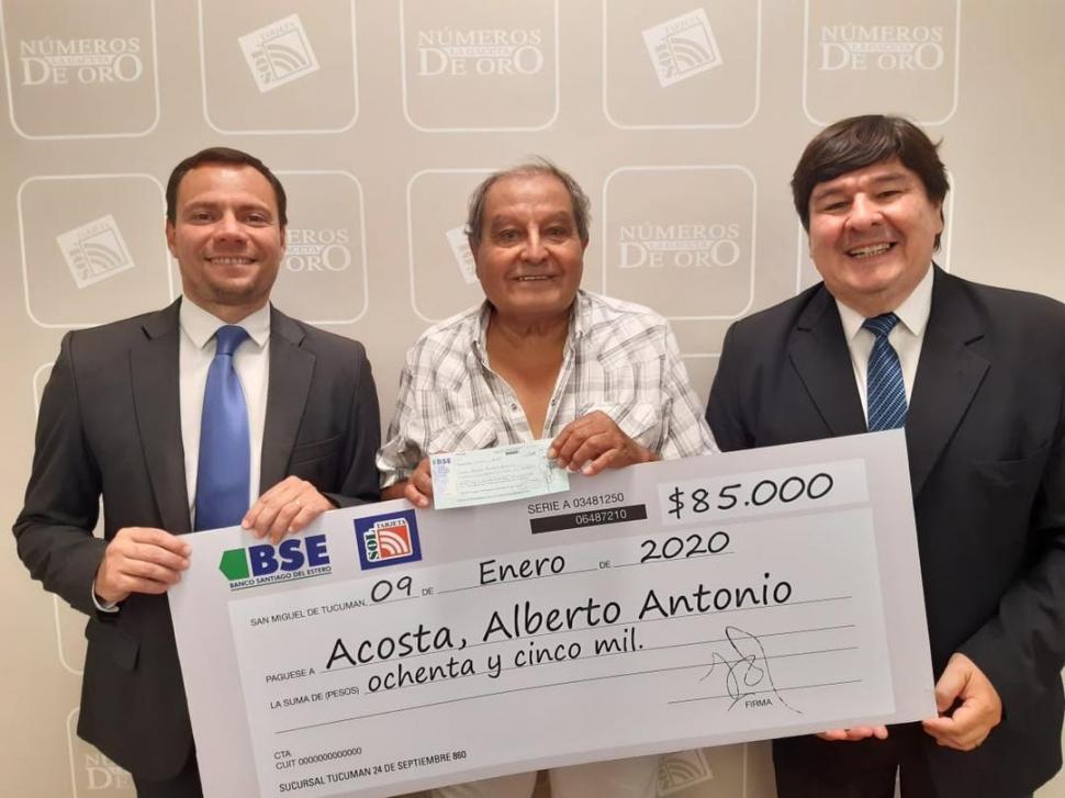 DUPLICADO. Acosta, flanqueado por los gerentes Baumgartner y Ale.