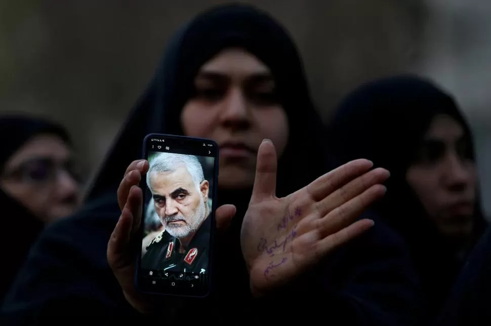 LUTO. Una mujer iraní muestra una foto del general Soleimani y una inscripción en su mano. Irán estuvo tres días de duelo después del asesinato. reuters